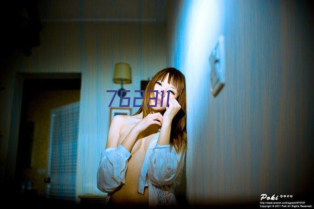 身着古装的男女模特在白色背景下摆出各种姿势